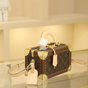 Alternative view of Box Bag Valisette Trésor Handbag Case For the Spring/Summer 2021 collection, Women's Artistic Director Nicolas Ghesquière collaborated with Women's Leather Goods Design Director Johnny Coca to introduce the new wearable Valisette Trésor handbag case. Its form and dimensions draw inspiration from the brand's iconic Coffret Trésor 20 case.Originally a compact storage case for jewelry or other precious treasures, it has been reimagined as a soft, wearable handbag. Fully functional, it combines traditional leather craftsmanship with authentic trunk-inspired details—including Lozines vulcanized fiber trim with studs and an S-shaped padlock with key.Estimated delivery time for this item exceeds nine months. Dimensions: 22.5 x 14.5 x 11.5 cm.